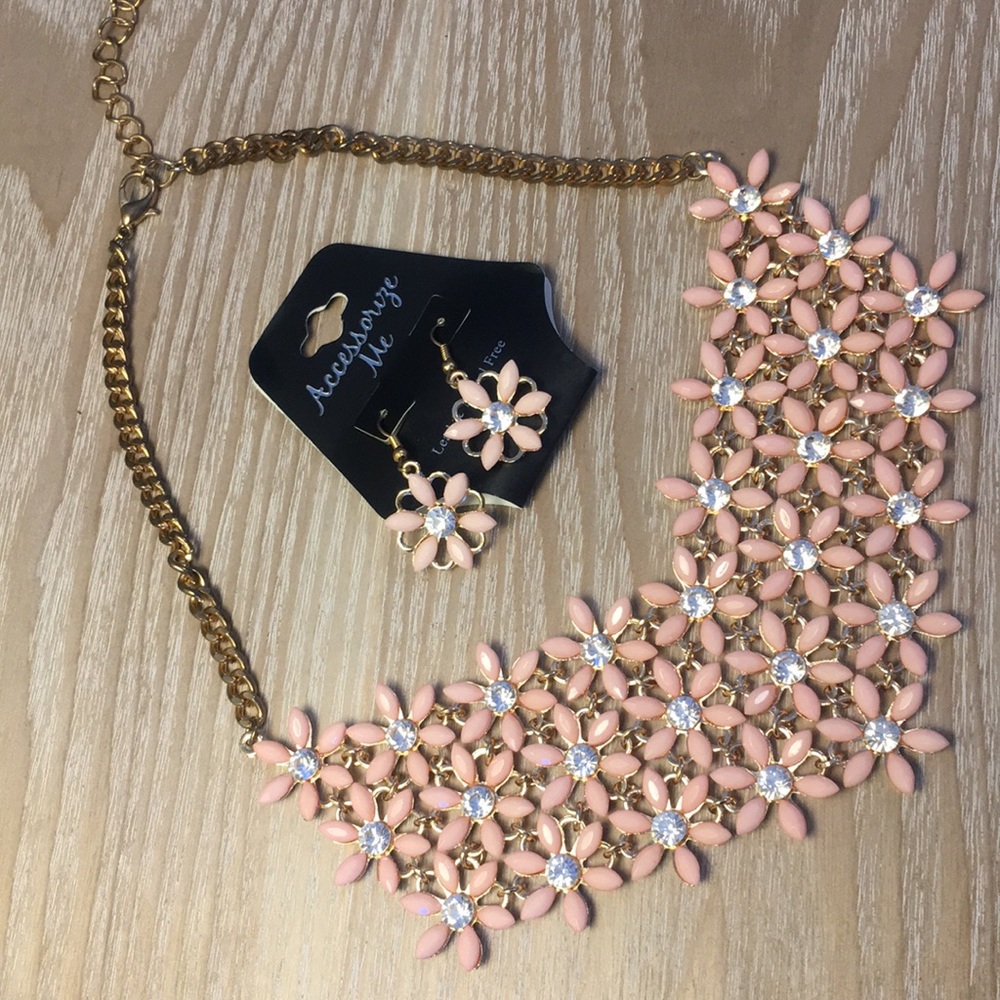 🌸Necklace and earring set🌸
